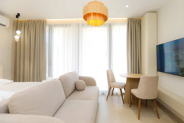 Sofa i stolik przy oknie balkonowym